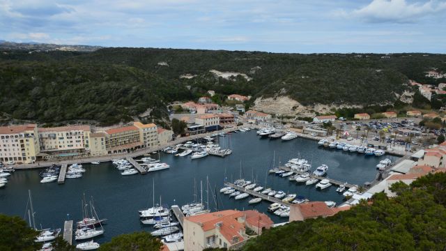 Où trouver un bon restaurant à Bonifacio pour manger face à la mer ?